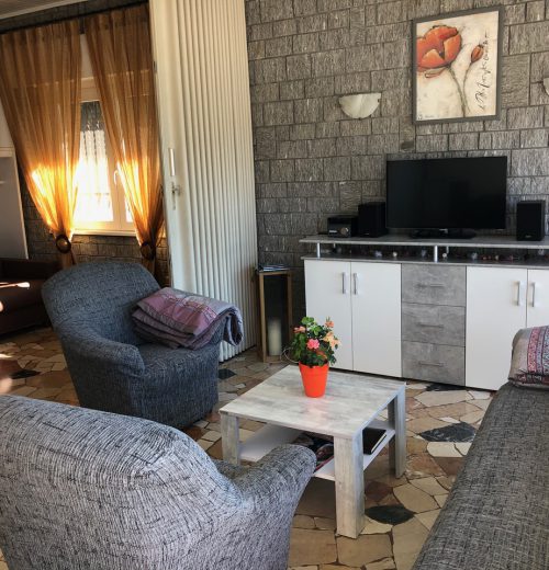 Wohnbereich mit TV und Musikanlage