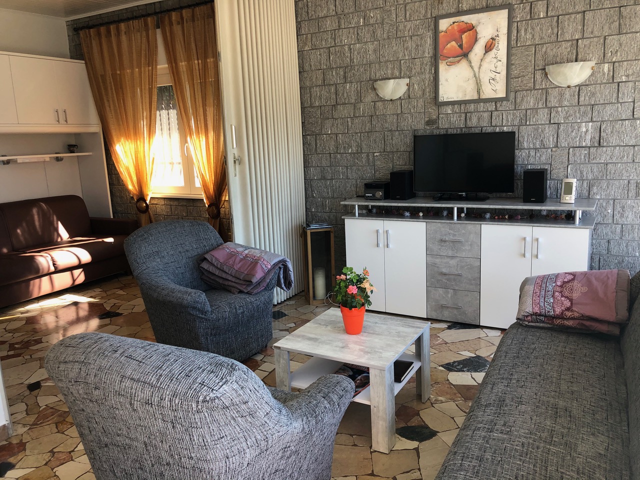 Wohnbereich mit TV und Musikanlage
